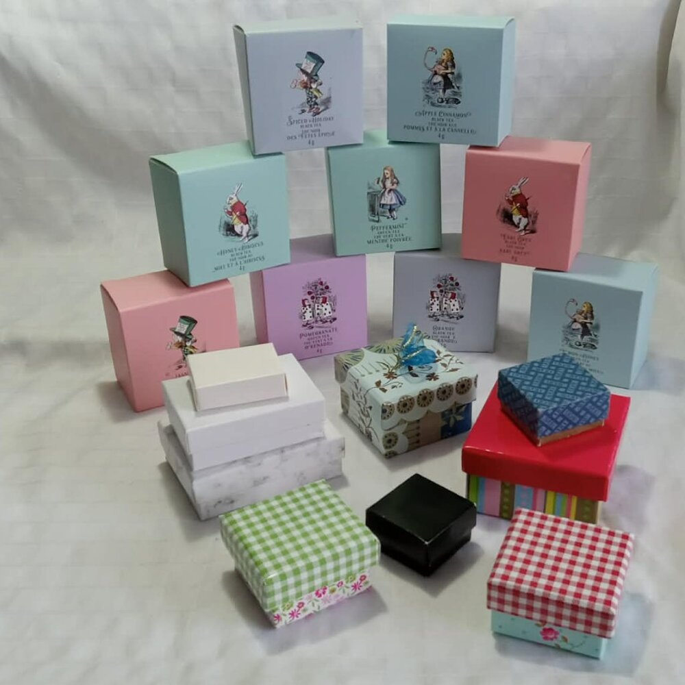 18 boxes : 9 small empty gift boxes & 9 tea boxes featuring Alice in Wonderland